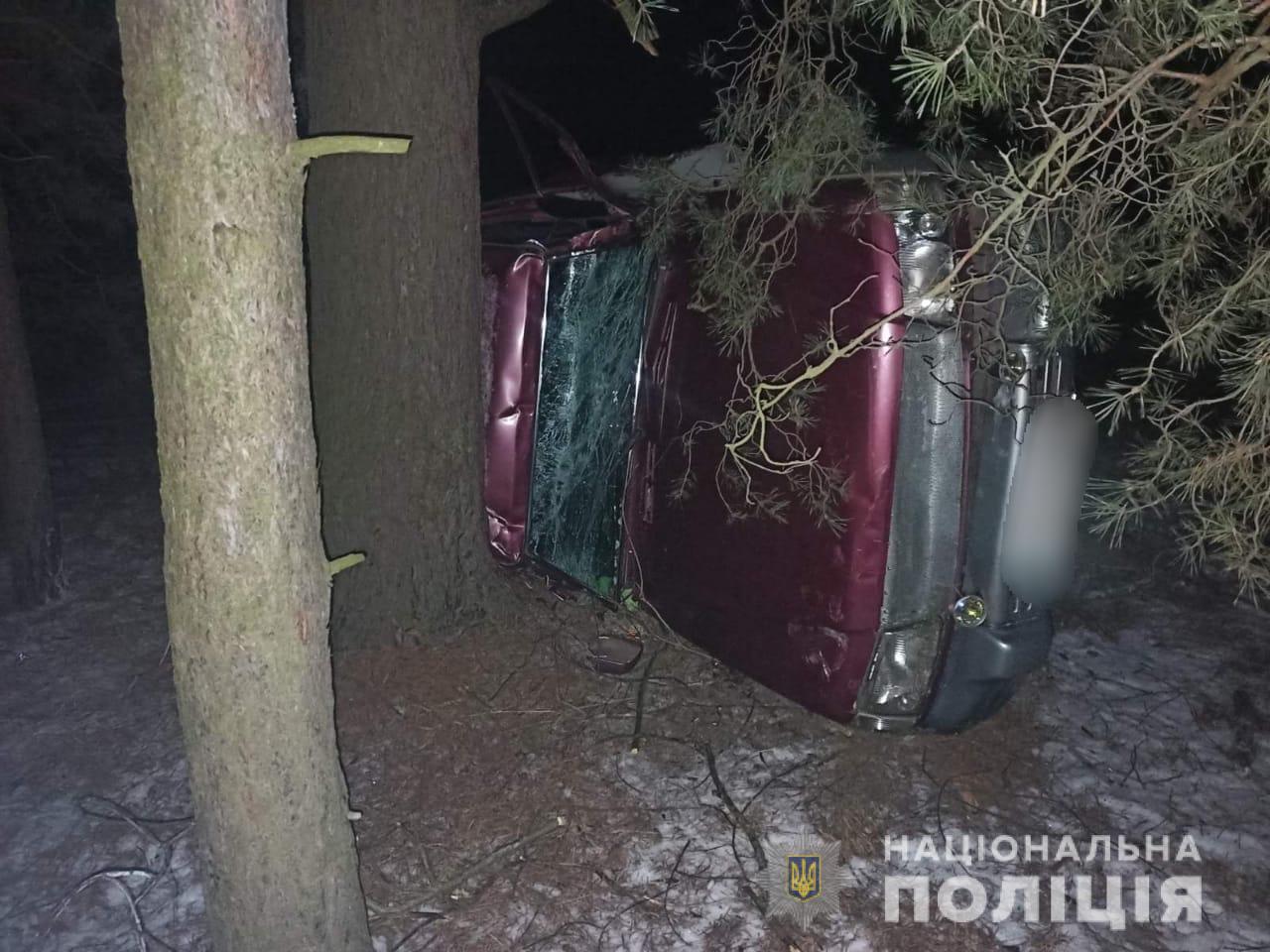 В Вышгородском районе подросток угнал автомобиль и врезался в дерево