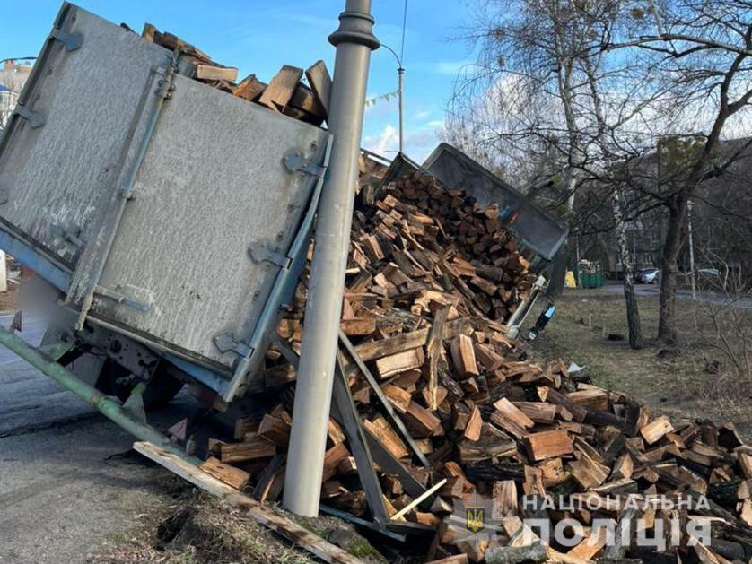 В Буче полицейские задержали незаконного перевозчика древесины
