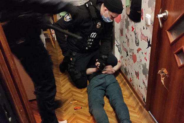 В Киеве наркоман издевался над сожительницей