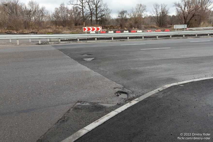 В Киеве на новом участке Большой окружной дороги образовались ямы