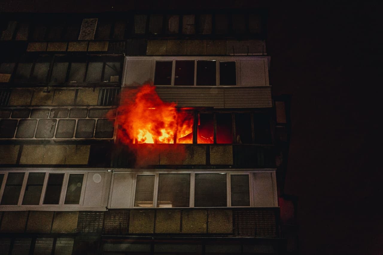 В Киеве во время пожара в многоэтажке человек упал с высоты и погиб