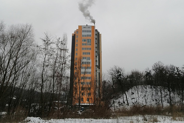 В Киеве жильцы начали отапливать многоэтажку дровами