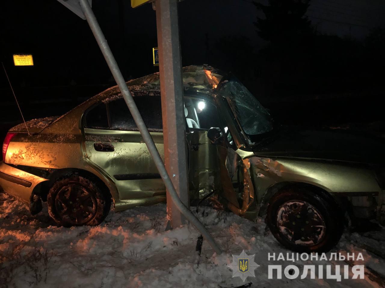 В Киевской области два автомобиля врезались в препятствия. Пострадали четверо человек