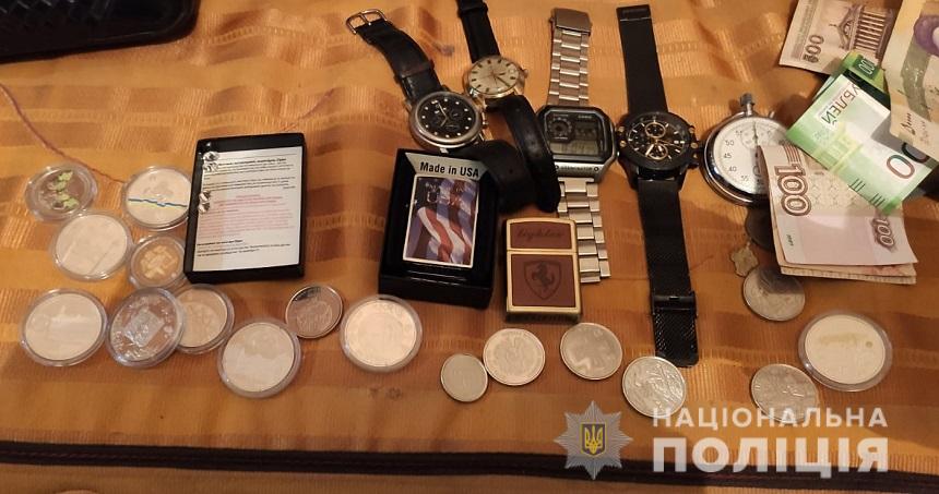 Киевские полицейские разыскивают владельцев выявленных у задержанного домушника ценностей (фото)