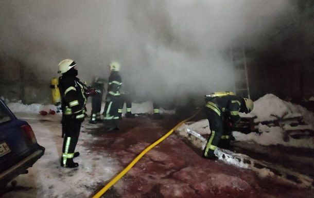 В Киеве на Виноградаре сгорел ангар