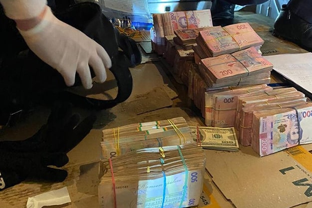 Чиновник Киевской администрации получил взятку в размере более 4 миллионов гривен