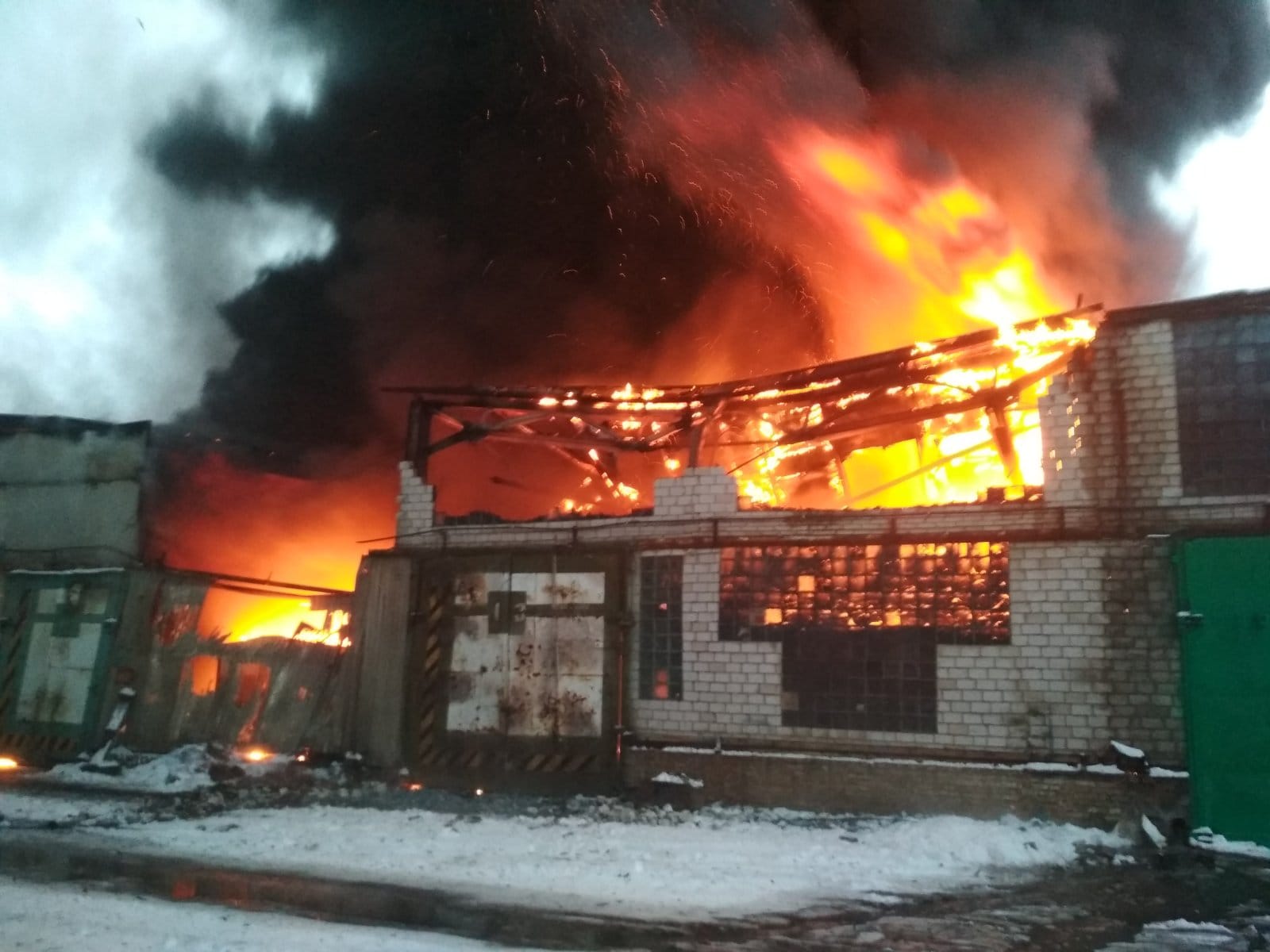 В Киевской области произошел крупный пожар. Сгорел склад с автомобильными шинами