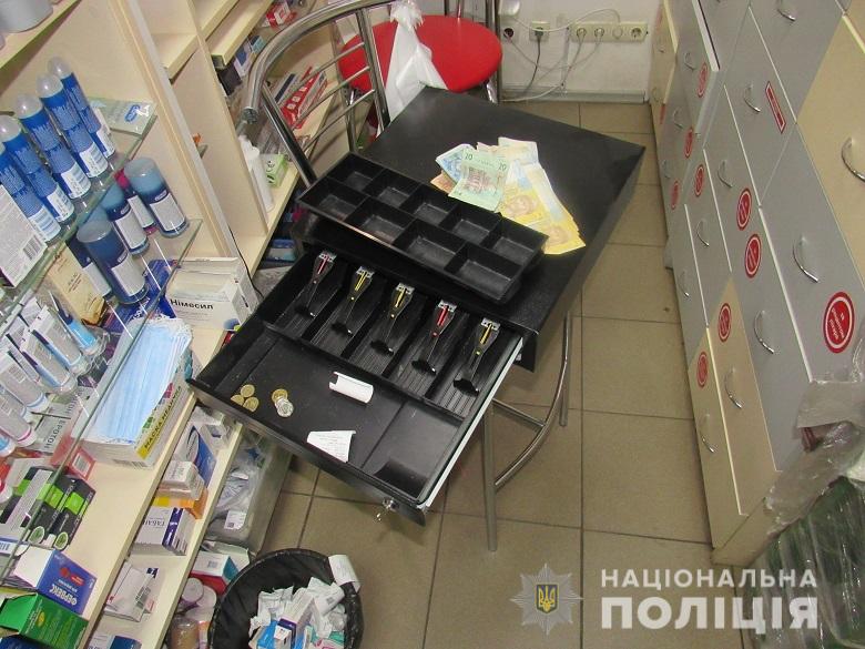 В Киеве на Печерске иностранец ограбил аптеку