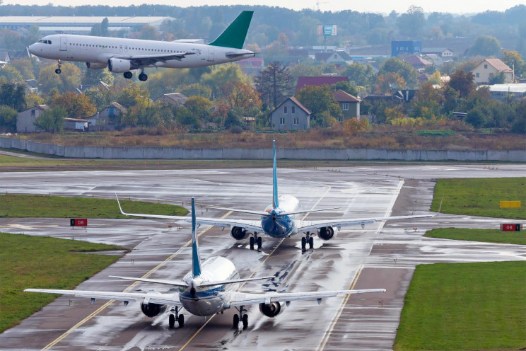 В киевском аэропорту из-за сильного ветра отменяют авиарейсы