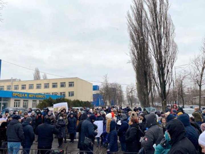 В Оболонском районе Киева протестующие перекрыли улицу и требовали снижения тарифов на электроэнергию