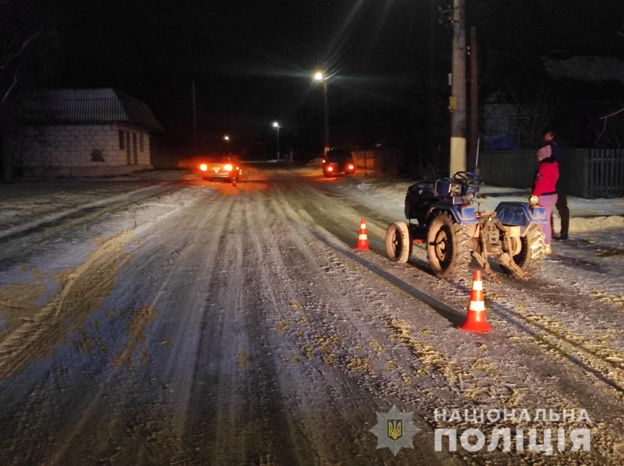 В Киевской области пожилой местный житель толкал самодельный трактор и попал под колеса легковушки