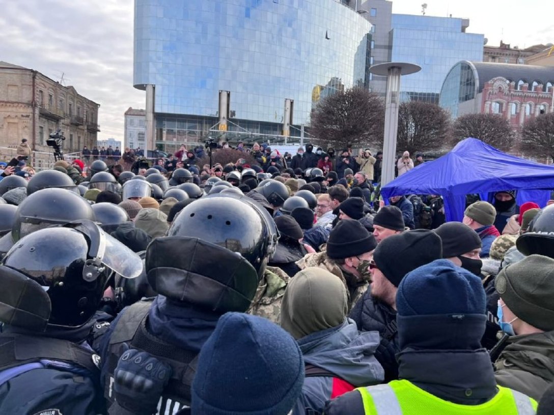 В Киеве около Печерского суда произошли столкновения между полицией и митингующими (видео)