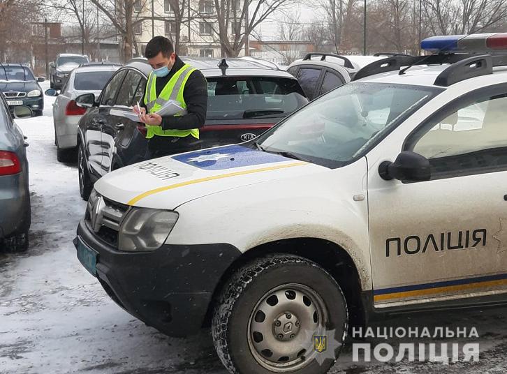 В Киеве на Оболони чиновники организовали несанкционированную парковку и получали незаконный доход