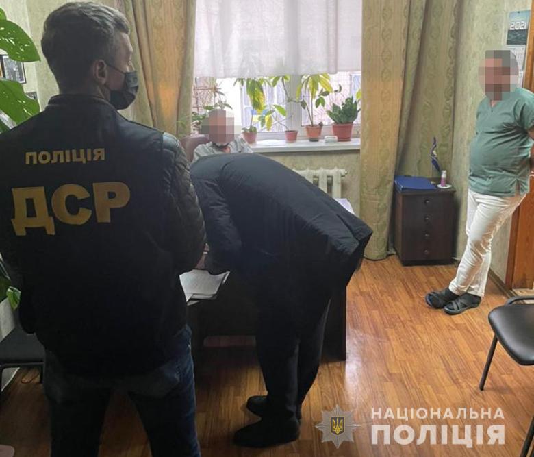 В Киеве будут судить двух медиков, которые вымогали взятки за выдачу тел погибших от коронавируса