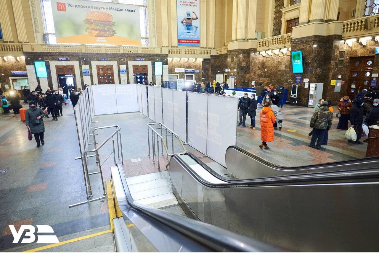 На киевской Центральном вокзале начали разбирать эскалатор
