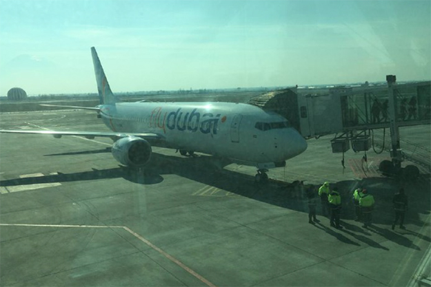 На рейсе Дубаи-Киев произошел скандал: пассажир напал на стюардессу