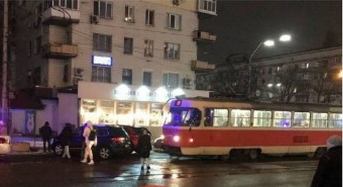 В Киеве “король парковки” бросил автомобиль на трамвайном пути. Движение городского транспорта было заблокировано