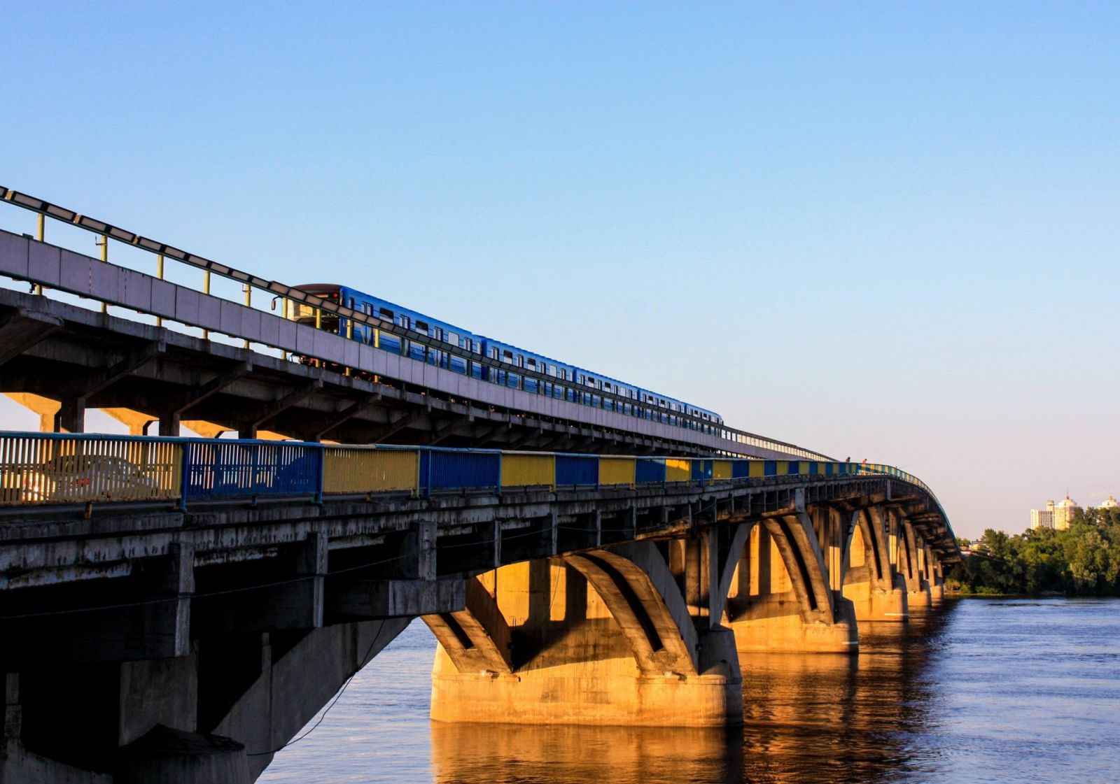 В Киеве на мосту Метро обнаружен провал (видео)