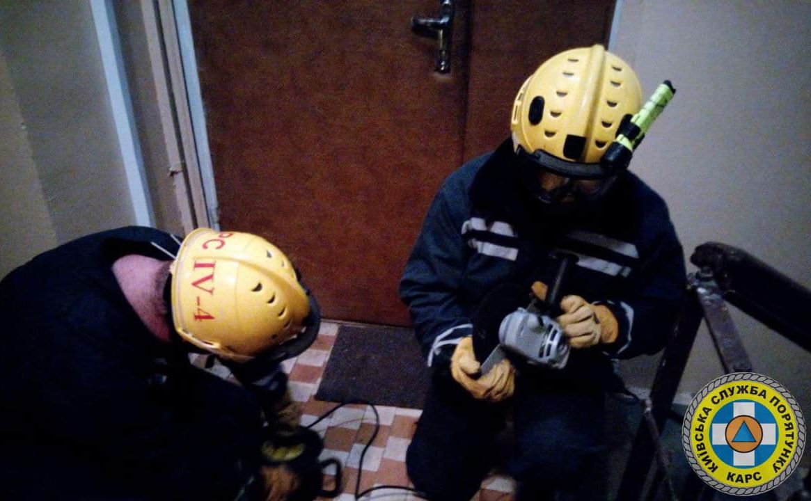 В Киеве спасатели освободили из запертой квартиры трехлетнего ребенка из неблагополучной семьи