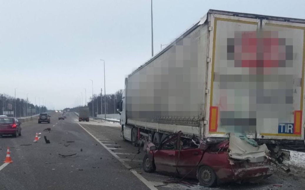 В Киевской области легковой автомобиль протаранил фуру. Погибли водитель и три пассажира