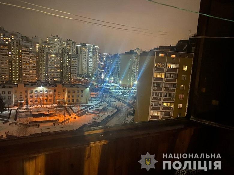 В Киеве женщина пыталась выброситься с 12-го этажа вместе со своим трехлетним сыном (видео)