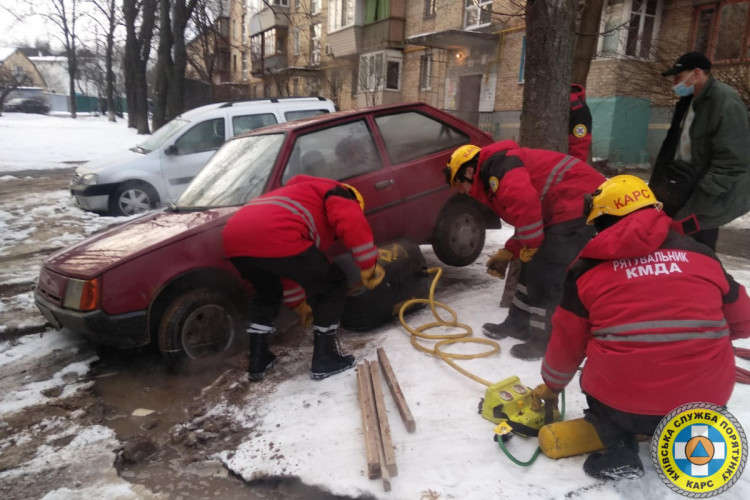 В Соломенском районе Киева два автомобиля провалились на месте коммунальной аварии