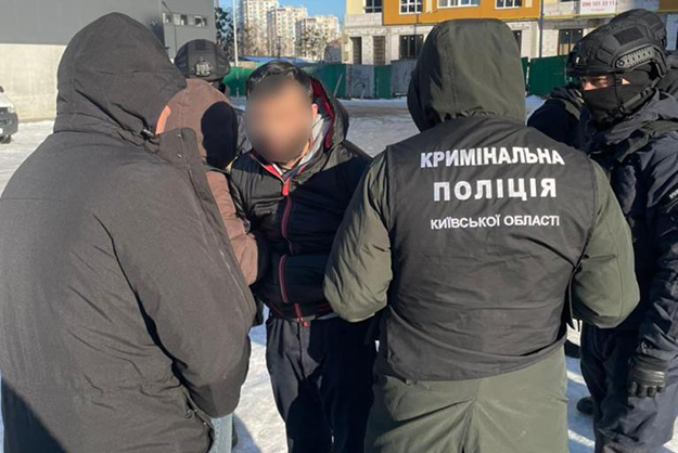 В Киевской области действовала преступная группа, которая переправляла нелегалов в страны Евросоюза по поддельным визам (видео)