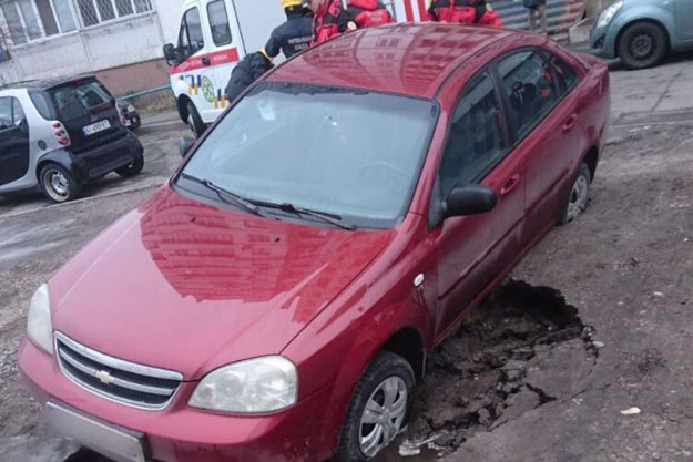 В Киеве из-за коммунальной аварии автомобиль провалился под асфальт