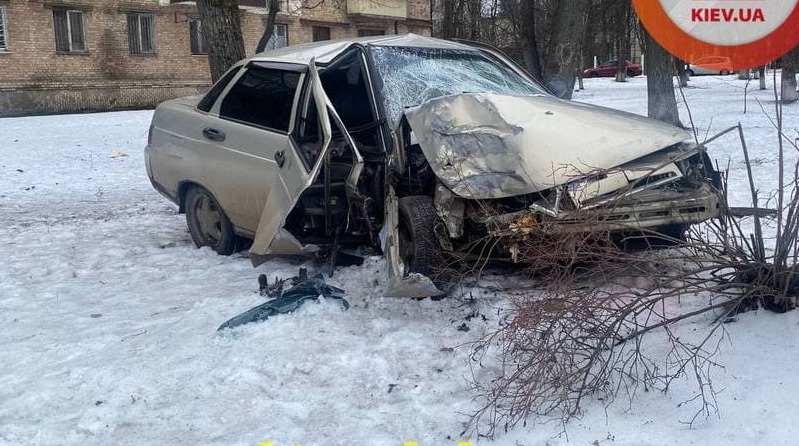 В Киеве легковой автомобиль врезался в электроопору и дерево