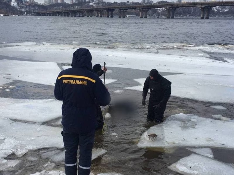 В Киеве обнаружили примерзший ко льду мужской труп