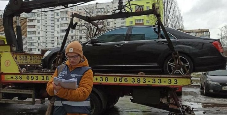 В Киеве у злостного неплательщика штрафов отобрали автомобиль Mercedes 