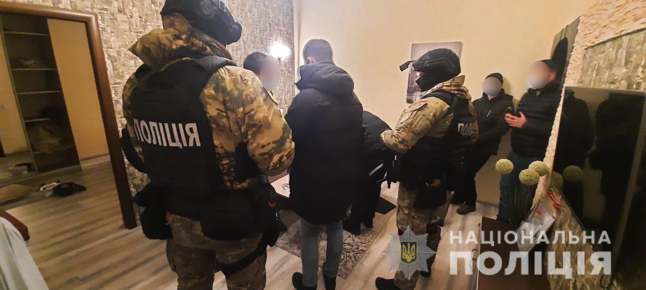 В Киевской области 25-летняя женщина организовала подпольный бордель. Стоимость интим-услуг составляла 2,5 тысячи гривен (видео)