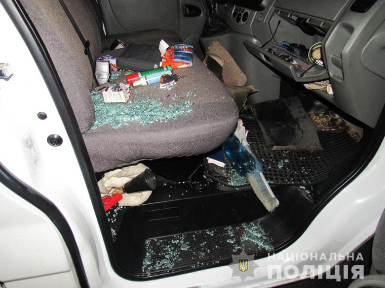 В Киеве иностранец разбил стекло микроавтобуса и украл кошелек с деньгами