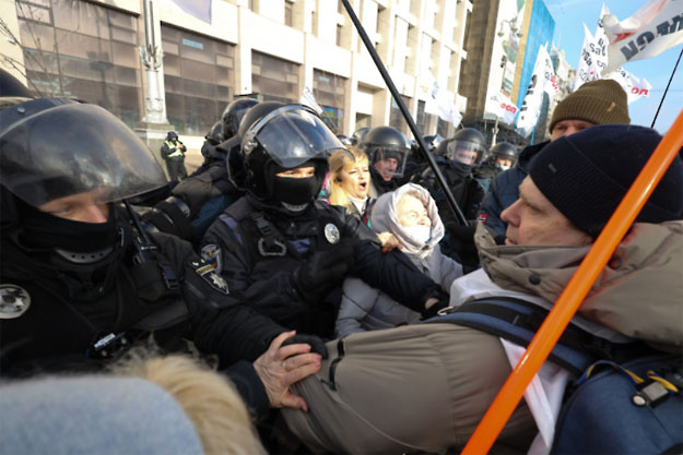 В Киеве полиция подралась с протестующими. Задержаны 5 человек (видео)
