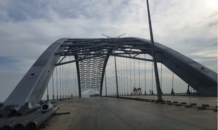 Киевские правоохранители провели осмотр Подольского моста по решению суда. Подозреваются хищения на сумму более 155 миллионов гривен