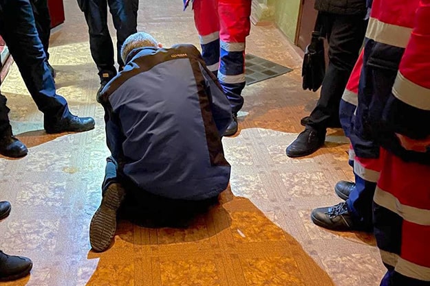В Киеве хулиган развел костер в квартире и кидался с ножом на полицейских