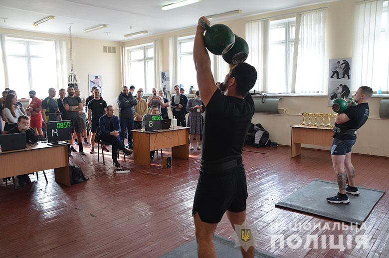 Киевские полицейские провели соревнования по гиревому спорту