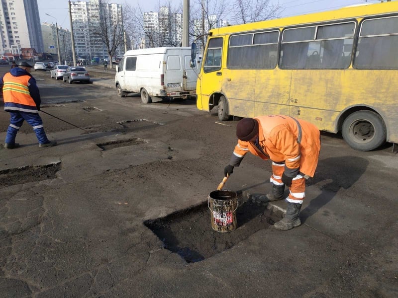 В Деснянском районе Киева провели ямочный ремонт на 16-ти улицах 