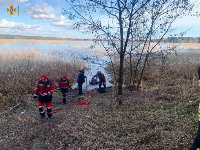 В водоеме Киевской области рыбак провалился под лед и утонул