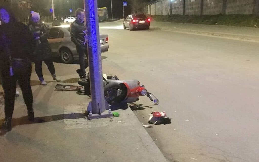 В Киеве молодой человек на мопеде попал под колеса автомобиля