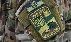 В Киеве у военкомата собрались желающие поступить на военную службу
