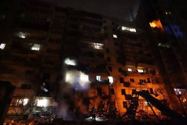 В Дарницком районе Киева в жилой дом попали обломки летательного аппарата, сбитого силами ПВО
