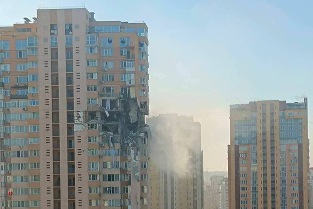 Появилось видео попадания боеприпаса в жилой дом на проспекте Лобановского 