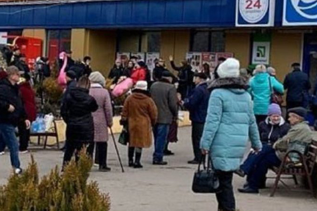 В киевские магазины выстроились длинные очереди