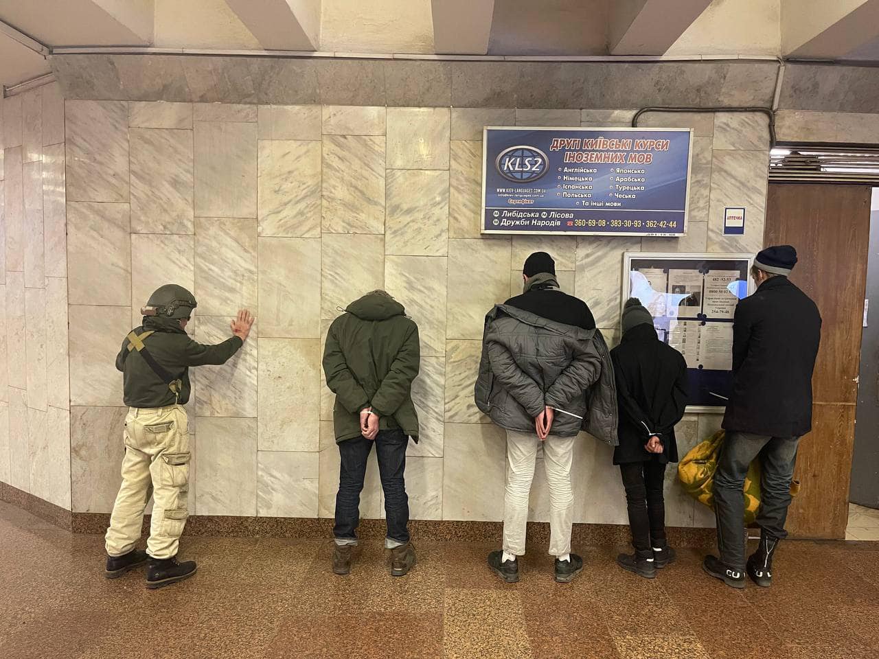 В Киеве полицейские на станции метро задержали пятерых диверсантов