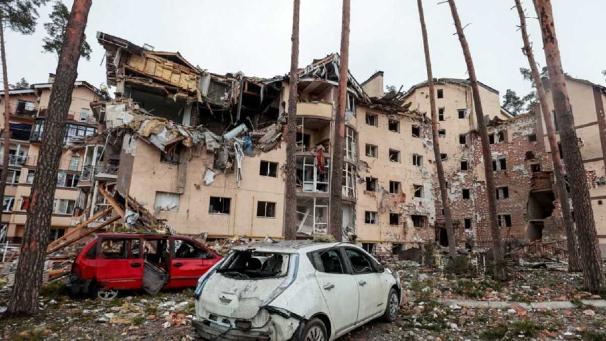 Российские военные разбомбили поликлинику и новый медицинский центр Ирпеня