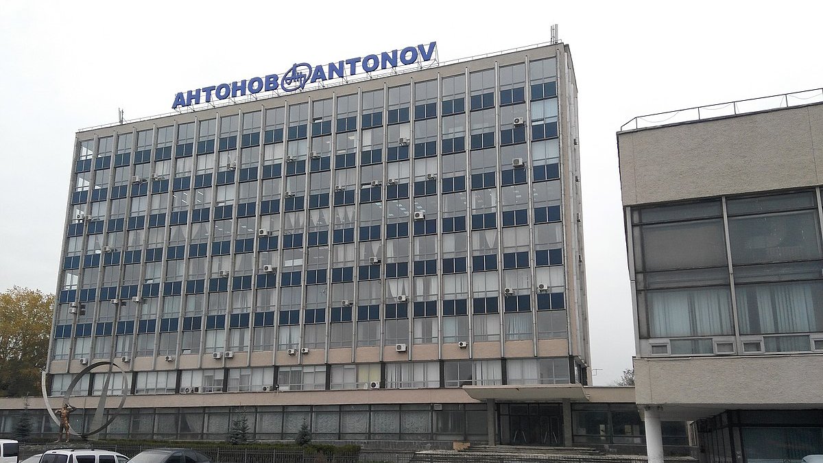 В Киеве под обстрел попали многоэтажка и завод “Антонов”
