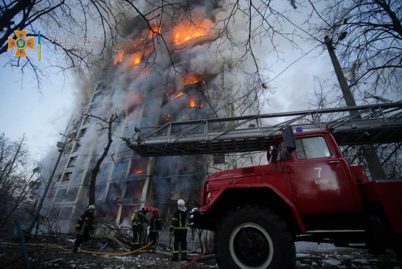 В Киеве в результате обстрела произошел пожар в жилом доме. Погибли два человека (фото)