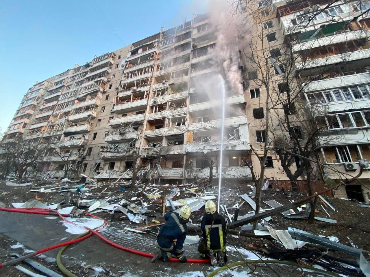 В Подольском районе Киева произошел пожар в 10-этажном здании. Пострадал один человек (фото)