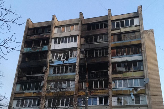 В Святошинском районе Киева в результате обстрела загорелся жилой дом
